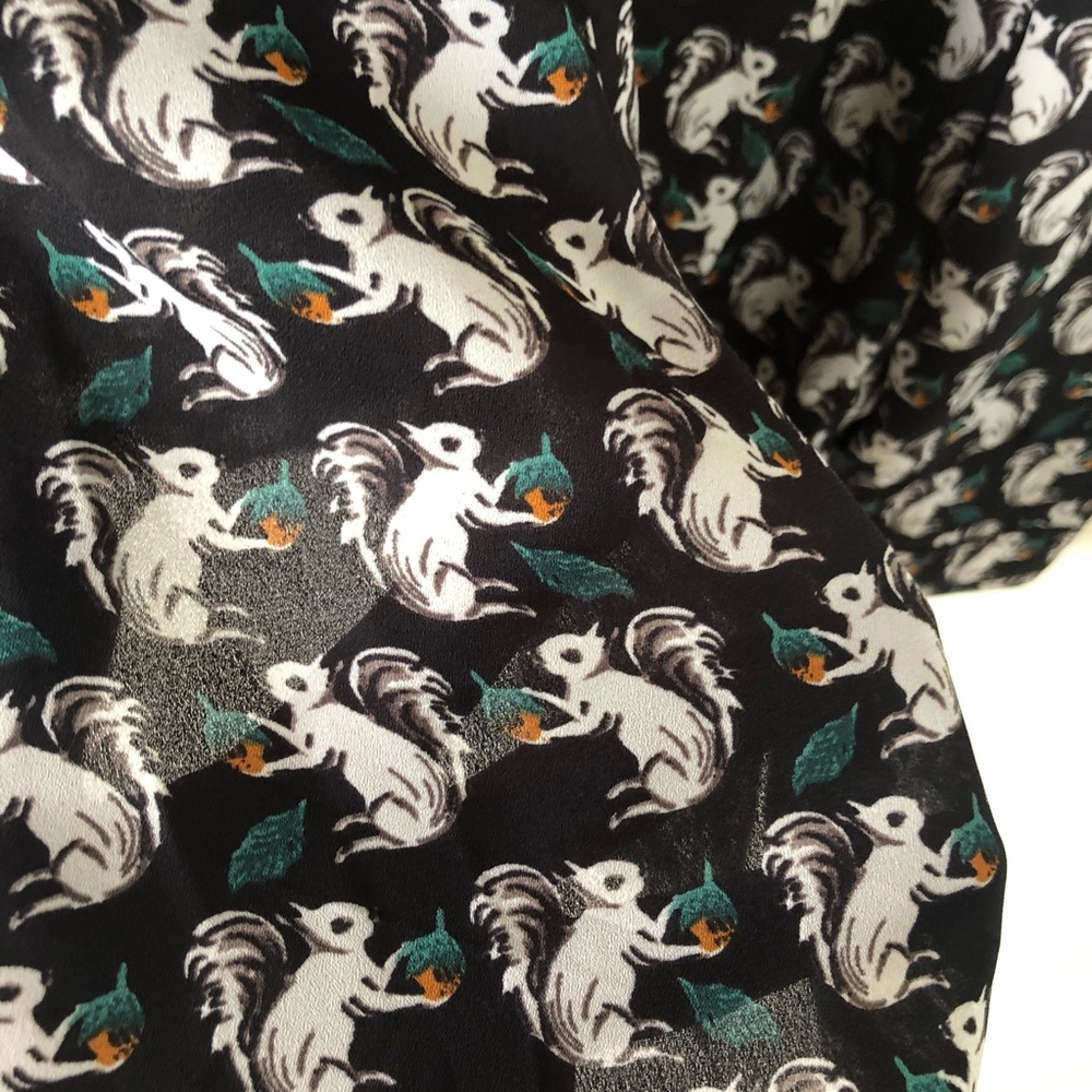 🚫SOLD🚫 Squirrel print Ann Taylor loft blouse - Picture 6 of 8